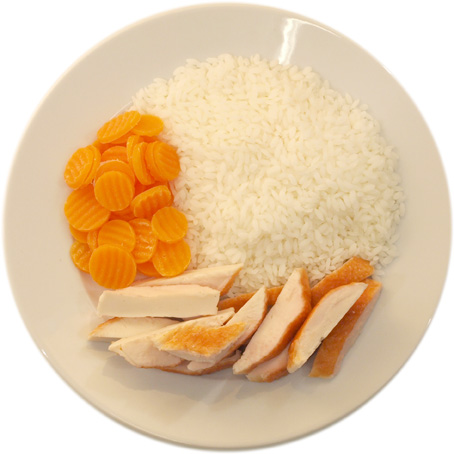 Hühnchen mit viel Reis und wenig Karotten