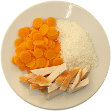 Hühnchen mit wenig Reis und vielen Karotten