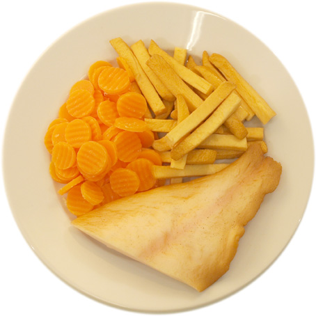 Fisch mit etwas weniger Pommes Frites als Karotten