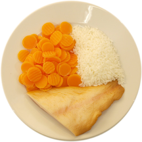 Fisch mit wenig Reis und vielen Karotten