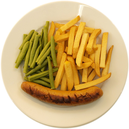 Bratwurst mit vielen Pommes Frites und wenig Bohnen