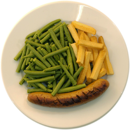 Bratwurst mit wenigen Pommes Frites und vielen Bohnen