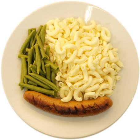 Bratwurst mit viel Pasta und wenig Bohnen