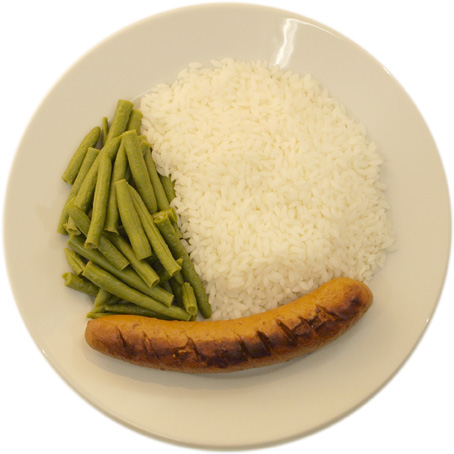Bratwurst mit viel Reis und wenig Bohnen