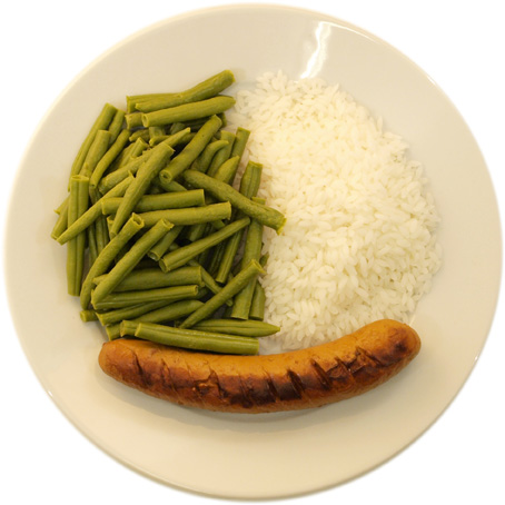 Bratwurst mit etwas weniger Reis als Bohnen