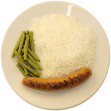 Bratwurst mit sehr viel Reis und sehr wenig Bohnen