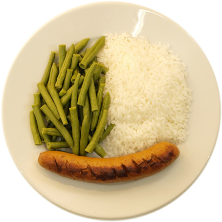 Bratwurst mit etwas mehr Reis als Bohnen