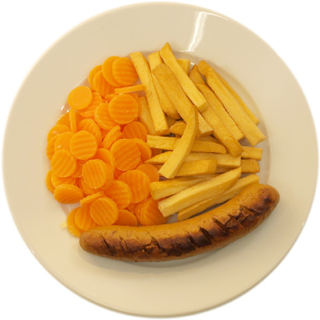Bratwurst mit etwas weniger Pommes Frites als Karotten