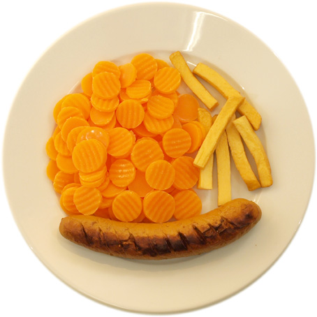 Bratwurst mit sehr wenigen Pommes Frites und sehr vielen Karotten