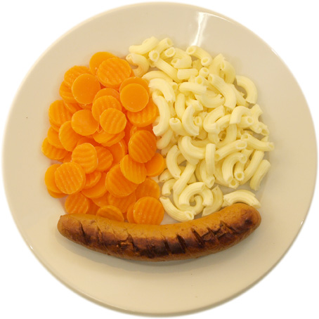 Bratwurst mit etwas weniger Pasta als Karotten