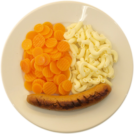 Bratwurst mit wenig Pasta und vielen Karotten