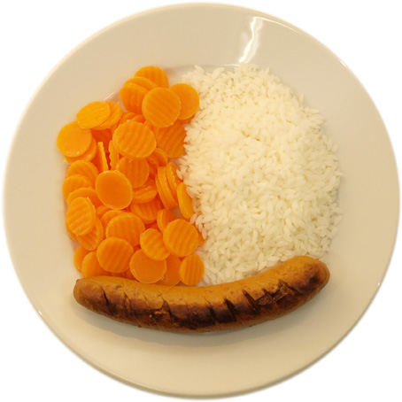 Bratwurst mit etwas weniger Reis als Karotten