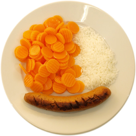 Bratwurst mit sehr wenig Reis und sehr vielen Karotten