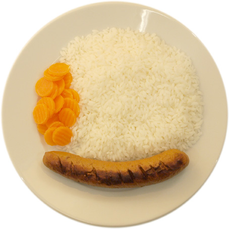 Bratwurst mit sehr viel Reis und sehr wenig Karotten