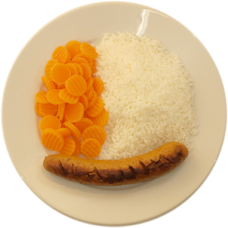 Bratwurst mit etwas mehr Reis als Karotten