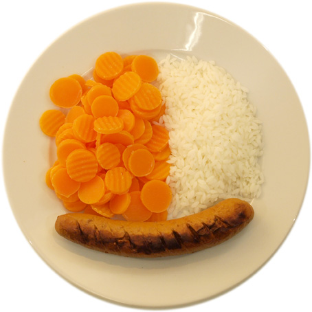 Bratwurst mit wenig Reis und vielen Karotten
